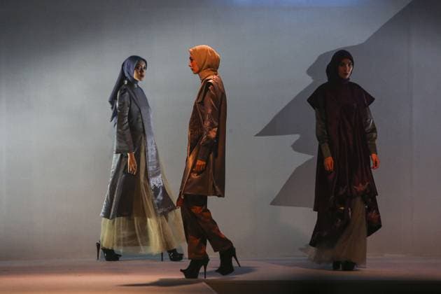 Jakarta Muslim Fashion Week in Indonesia JAKARTA, INDONESIA - NOVEMBER 7 : Models present creations by Islamic Fashion Institute during the Jakarta Muslim Fashion Week (JMFW) in Jakarta, Indonesia on November 7, 2025. Featuring hundreds of works by Indonesian designers under the theme Essential Lab: Crafting the Future of Modest Fashion for Every Lifestyle, the event aims to promote Indonesian modest fashion to the global market Agoes Rudianto Anadolu Jakarta Indonesia. Editorial use only. Please get in touch for any other usage.  Copyright: x2025xAnadoluxAgoesxRudiantox