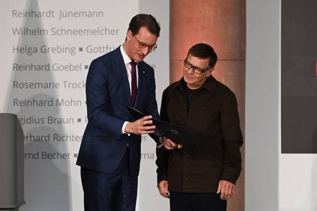 f l Hendrik WUEST, Wüst, CDU, State Premier of North Rhine-Westphalia, awards the NRW State Prize to Andreas GURSKY, photographer, presentation of the North Rhine-Westphalia State Prize in Duesseldorf on 04 11 2025
