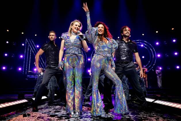 AMSTERDAM Katja Schuurman and Babette van Veen during a performance of Het Grote Ademnood Discobal (The Big Breathlessness Disco Ball) at AFAS Live. The concert was held to celebrate the 30th anniversary of the number-one hit Ademnood (Breathlessness). ANP RAMON VAN FLYMEN netherlands out - belgium out  Copyright: xx x541516075x originalFilename: 541516075.jpg