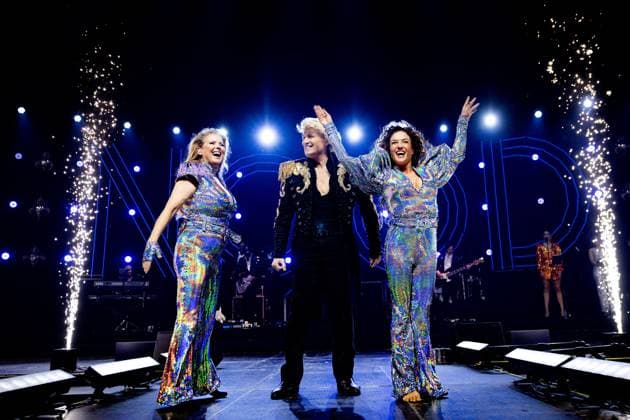AMSTERDAM Katja Schuurman and Babette van Veen with Hans Klok during a performance of Het Grote Ademnood Discobal (The Big Breathlessness Disco Ball) at AFAS Live. The concert was held to celebrate the 30th anniversary of the number-one hit Ademnood (Breathlessness). ANP RAMON VAN FLYMEN netherlands out - belgium out  Copyright: xx x541516119x originalFilename: 541516119.jpg