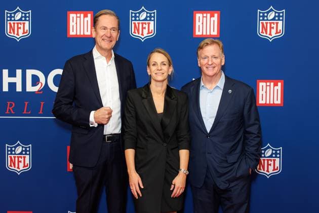 BILD NFL TOUCHDOWN BERLIN reception Mathias Döpfner, Carolin Hulshoff Pol and Roger Goodell at the BILD TOUCHDOWN BERLIN National Football League reception, on the occasion of the first regular season game of the NFL teams Indianapolis Colts vs Atlanta Falcons on 07 11 2025 at the Axel Springer Hochhaus in Berlin Copyright: xEventpressxKochanx