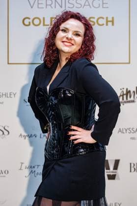 07 11 2025 Düsseldorf Vernissage GOLDRAUSCH by statement artist Svenja Bross at 0211 Studio Exhibition opening with a tribute to courage, strength and inner radiance Svenjas works invite you to rediscover your own strength and celebrate life in golden tones An inspiring fusion of art Empowerment Here Svenja Bross Düsseldorf 02
