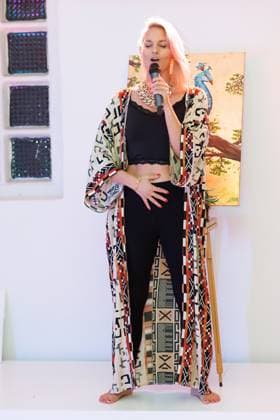 07 11 2025 Düsseldorf Vernissage GOLDRAUSCH by statement artist Svenja Bross at 0211 Studio Exhibition opening with a tribute to courage, strength and inner radiance Svenjas works invite you to rediscover your own strength and celebrate life in golden tones An inspiring fusion of art Empowerment Here Bre