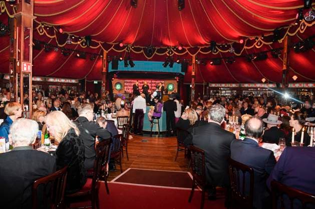abb Palazzo Uebersicht Innen Spiegelzelt Besucher bei der Gala Premiere von Kolja Kleeberg und Hans Peter Wodarz 17 Dinner Show Unikate im PALAZZO Spiegelpalast am 07 11 2025 in Berlin Berlin Deutschland