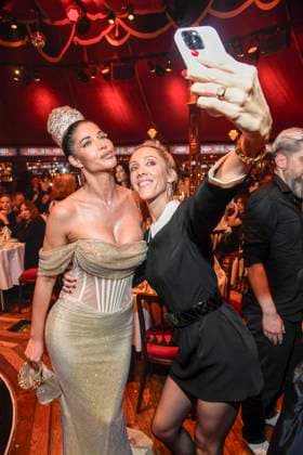 abb Palazzo Micaela Schäfer and Melanie Wolf takes cell phone photos as guests at the gala premiere of Kolja Kleeberg and Hans Peter Wodarz 17 Dinner Show Unikate at PALAZZO Spiegelpalast on 07 11 2025 in Berlin Berlin Germany