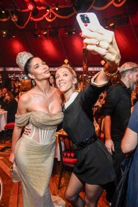 abb Palazzo Micaela Schäfer and Melanie Wolf takes cell phone photos as guests at the gala premiere of Kolja Kleeberg and Hans Peter Wodarz 17 Dinner Show Unikate at PALAZZO Spiegelpalast on 07 11 2025 in Berlin Berlin Germany