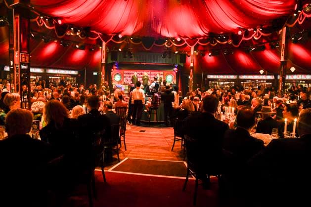 abb Palazzo Uebersicht Innen Spiegelzelt Besucher bei der Gala Premiere von Kolja Kleeberg und Hans Peter Wodarz 17 Dinner Show Unikate im PALAZZO Spiegelpalast am 07 11 2025 in Berlin Berlin Deutschland