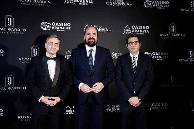 Antenas de Oro Awards 2025 The president of the Federation of Spanish Radio and Television Associations, Juan Ignacio Ocana i and the mayor of Aranjuez, Miguel Gómez Herrero c , during the photocall prior to the presentation of the Antenas de Oro Awards, at the Casino de Aranjuez, on November 8, 2025, in Aranjuez, Madrid Spain The Federation of Spanish Radio and Television Associations has celebrated the 52nd edition of the Golden Antenna Awards, which recognize the work of the most relevant figures of the year in television, radio and media 08 NOVEMBER 2025 GOLDEN ANTENAS AWARDS CASINO RADIO TELE MEDIA A Pé Aranjuez Madrid Aranjuez Madrid Aranjuez Madrid Spain  Copyright: xA.xPÃ rezxMecax 7087249