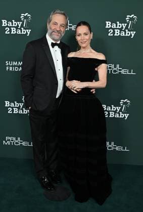 2025 Baby2Baby Gala Judd Apatow and Leslie Mann arriving to the 2025 Baby2Baby Gala presented by Paul Mitchell at the Pacific Design Center on November 8, 2025 in West Hollywood, Ca. West Hollywood Pacific Design Center California USA Copyright: xLisaxOConnor xAFF-USA.COMx