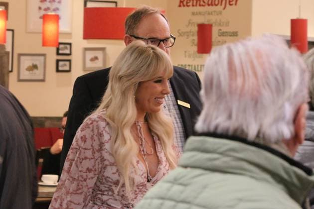 08 11 2025 Annemarie Eilfeld presents her new album Neugeboren at the Rathaus Center Dessau Annemarie Eilfeld on her way to the stage Dessau Roßlau Sachsen Anhalt Germany