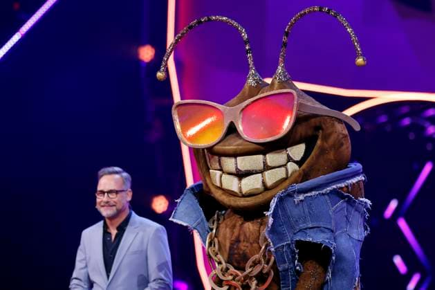Presenter Matthias Opdenhövel next to the character Dude in the ProSieben show The Masked Singer at the MMC Studios in Ossendorf Cologne, 08 11 2025 NRW Germany Copyright: xChristophxHardtx