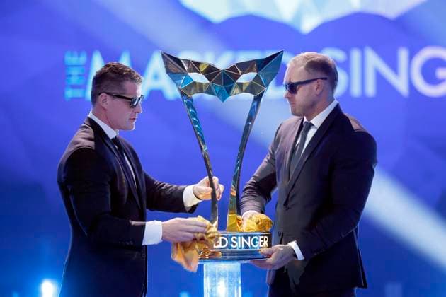 The trophy for the winner of The Masked Singer with the shows logo is polished by two security staff in the Prosieben show The Masked Singer at the MMC Studios in Ossendorf Theme picture, symbolic picture Cologne, 08 11 2025 NRW Germany Copyright: xChristophxHardtx