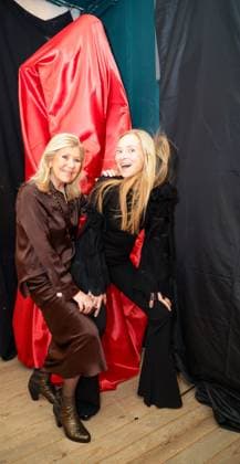 GLAMOUR GENUSS EVENT by Wildhagen Friends, Monika Pracht with her daughter Miriam Prtacht in front of the art from the AZZARO advertising by Ulrich Pracht Der Schmücker Düssedorf Wandelhalle NRW Germany