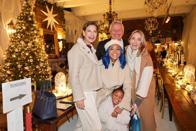 GLAMOUR GENUSS EVENT by Wildhagen Friends, L R Art gallery owner Sarah Kronsbein with host Markus Wildhagen, artist Chrystal Paris with daughter Elle and TV journalist Sarah Valentina Winkhaus Düsseldorf Wandelhalle NRW Germany