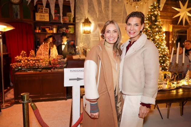 GLAMOUR GENUSS EVENT by Wildhagen Friends, TV journalist Sarah Valentina Winkhaus with art gallery owner Sarah Kronsbein Düsseldorf Wandelhalle NRW Germany