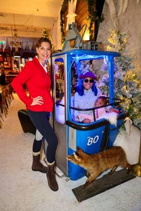 GLAMOUR GENUSS EVENT by Wildhagen Friends, art gallery owner Sarah Kronsbein with artist Chrystal Paris and daughter Elle in an antique gondola Düsseldorf Wandelhalle NRW Germany