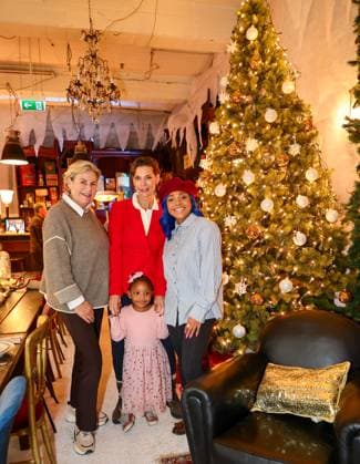 GLAMOUR GENUSS EVENT by Wildhagen Friends, L R journalist Jany Schauerte, art gallery owner Sarah Kronsbein, artist Christal Paris with her daughter Elle Paris in the pre-Christmas decorated hall Düsseldorf Wandelhalle NRW Germany