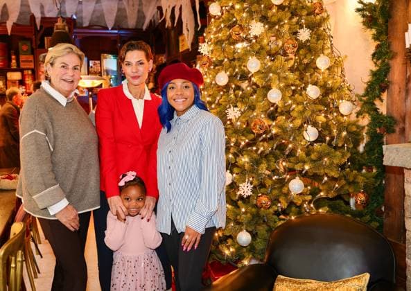 GLAMOUR GENUSS EVENT by Wildhagen Friends, L R journalist Jany Schauerte, art gallery owner Sarah Kronsbein, artist Christal Paris with her daughter Elle Paris in the pre-Christmas decorated hall Düsseldorf Wandelhalle NRW Germany