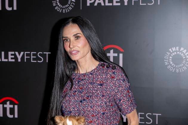 PaleyFest NY 2025: Paramount+ s Landman , New York, New York, USA - 09 Nov 2025 Demi Moore holding her dog Pilaf attends Paramount+ s Landman during PaleyFest NY 2025 at The Paley Museum. New York United States Copyright: xRonxAdarx xSOPAxImagesx _radar_paley_20251109_00641