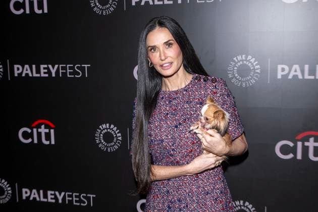 PaleyFest NY 2025: Paramount+ s Landman , New York, New York, USA - 09 Nov 2025 Demi Moore holding her dog Pilaf attends Paramount+ s Landman during PaleyFest NY 2025 at The Paley Museum. New York United States Copyright: xRonxAdarx xSOPAxImagesx _radar_paley_20251109_00657