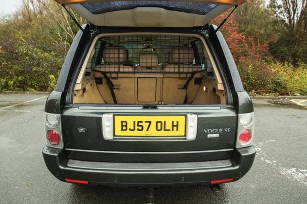 Queen’s old Range Rover sells for over £66,000 after stunning restoration Story from Jam Press (Queens Range Rover) Pictured: Exterior of the Range Rover. Queen’s old Range Rover sells for over £66,000 after stunning restoration A Range Rover once owned and driven by Her Majesty Queen Elizabeth II has sold for a whopping £66,375 after being lovingly restored. The 2007 Tonga Green Metallic SE 3.6 TDV8 was originally supplied new to the late Monarch and is thought to be the only diesel L322 Range Rover in that colour ever built for her. Other Royal Rovers were usually petrol-powered. Built to full Royal specification, it came with a few regal touches including rear grab handles to help Her Majesty get in and out, and a dog guard in the  Copyright: xJamxPress IconicxAuctioneers