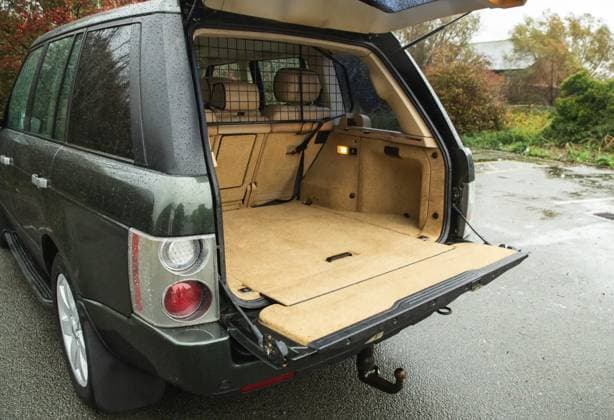Queen’s old Range Rover sells for over £66,000 after stunning restoration Story from Jam Press (Queens Range Rover) Pictured: Exterior of the Range Rover. Queen’s old Range Rover sells for over £66,000 after stunning restoration A Range Rover once owned and driven by Her Majesty Queen Elizabeth II has sold for a whopping £66,375 after being lovingly restored. The 2007 Tonga Green Metallic SE 3.6 TDV8 was originally supplied new to the late Monarch and is thought to be the only diesel L322 Range Rover in that colour ever built for her. Other Royal Rovers were usually petrol-powered. Built to full Royal specification, it came with a few regal touches including rear grab handles to help Her Majesty get in and out, and a dog guard in the  Copyright: xJamxPress IconicxAuctioneers