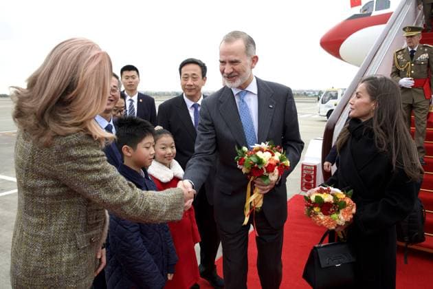 The King and Queen begin their State Visit to the Peoples Republic of China The King and Queen arrive at Chengdu International Airport, November 10, 2025 Chengdu, China The King and Queen begin their State Visit to the Peoples Republic of China REMITTED HANDOUT by H.M. The King and Queens Household Photograph sent to the media exclusively to illustrate the news item referred to in the image, and quoting the source of the image in the signature REYES STATE TRIP CHINA REY FELIPE VI LETIZIA 10 NOVEMBER 2025 Casa de S M el Rey 10 11 2025 Chengdu Chengdu Espana  Copyright: xCasaxdexS.M.xelxReyx 7091348