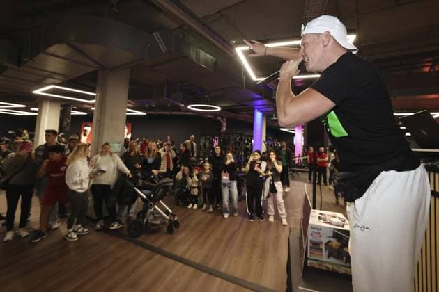 Calvin Kleinen attends the official opening of Wellyou FOR EDITORIAL PURPOSES ONLY EDITORIAL USE ONLY p Party musician Calvin Kleinen on November 10, 2025 at the Wellyou fitness center in the Rathausgalerie in Velbert Stadtmitte Germany NRW Velbert Copyright ChristofxKoepsel Copyright: ChristofxKoepsel doc837f2nop0dla26184we ,EDITORIAL USE ONLY Copyright: ChristofxKoepsel