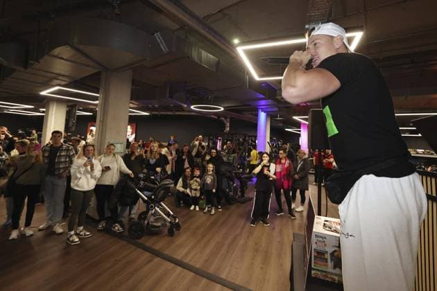 Calvin Kleinen attends the official opening of Wellyou FOR EDITORIAL PURPOSES ONLY EDITORIAL USE ONLY p Party musician Calvin Kleinen on November 10, 2025 at the Wellyou fitness center in the Rathausgalerie in Velbert Stadtmitte Germany NRW Velbert Copyright ChristofxKoepsel Copyright: ChristofxKoepsel doc837f2nsd8kp1050b48g2 ,EDITORIAL USE ONLY Copyright: ChristofxKoepsel