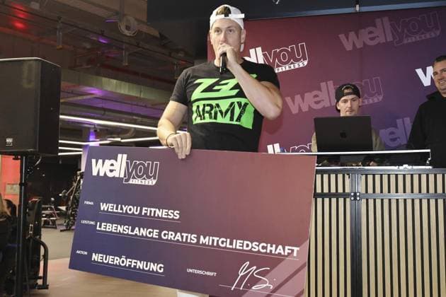 Calvin Kleinen attends the official opening of Wellyou FOR EDITORIAL PURPOSES ONLY EDITORIAL USE ONLY p Party musician Calvin Kleinen on November 10, 2025 at the Wellyou fitness center in the Rathausgalerie in Velbert Stadtmitte Germany NRW Velbert Copyright ChristofxKoepsel Copyright: ChristofxKoepsel doc837f3ng2yxe193kosa0h ,EDITORIAL USE ONLY Copyright: ChristofxKoepsel