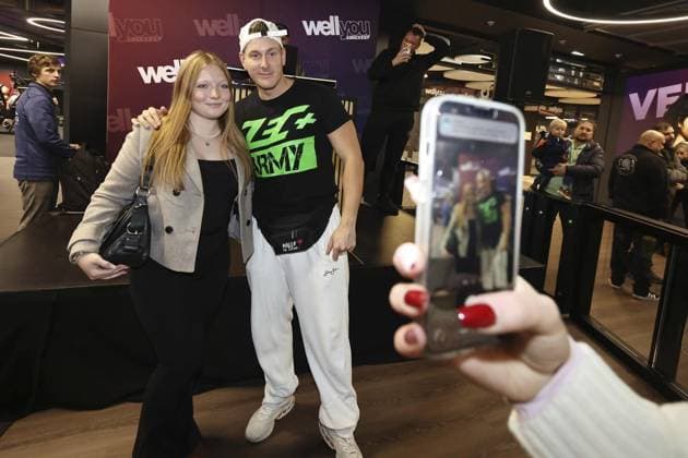 Calvin Kleinen attends the official opening of Wellyou FOR EDITORIAL PURPOSES ONLY EDITORIAL USE ONLY p Party musician Calvin Kleinen on November 10, 2025 at the Wellyou fitness center in the Rathausgalerie in Velbert Stadtmitte Germany NRW Velbert Copyright ChristofxKoepsel Copyright: ChristofxKoepsel doc837f3o5h36g2oq2fg49 ,EDITORIAL USE ONLY Copyright: ChristofxKoepsel