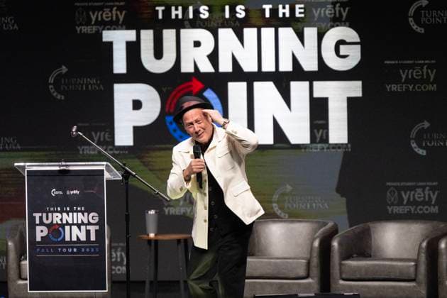 November 10, 2025, Berkeley, Ca, USA: Comedian and acto,r Rob Schneider, mimics actor Robert De Niro, after he met him at a Saturday Night Live show during the Turning Point USA tour at the UC Berkeley on Monday, Nov. 10, 2025, in Berkeley. The group was founded by late conservative activist Charlie Kirk. Berkeley USA - ZUMAj89_ 20251110_zaf_j89_023 Copyright: xPaulxKitagakixJr.x