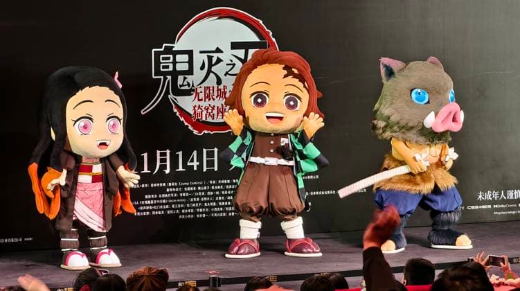 Demon Slayer Kimetsu no Yaiba - The Movie: Infinity Castle China Premiere Ceremony SHANGHAI, CHINA - NOVEMBER 10, 2025 - Demon Slayer -Kimetsu no Yaiba- The Movie: Infinity Castle China premiere ceremony, anime character dolls perform on stage, Shanghai, China on November 10, 2025. Shanghai Shanghai China  Copyright: xCFOTOx i1762873153478