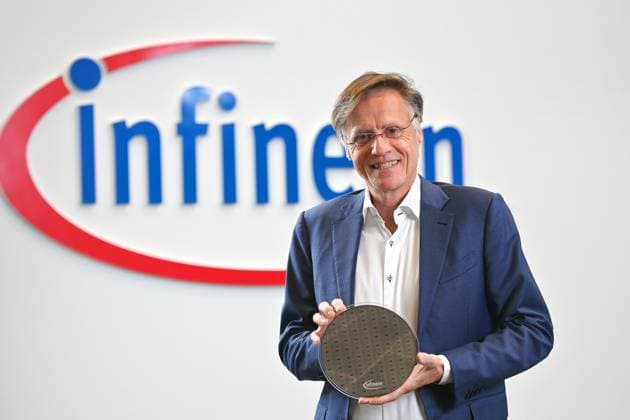 Jochen Hanebeck Chief Executive Officer,CEO , presents a wafer with ion trap quantum processors Annual Press Conference INFINEON Technologies AG on 12 11 2025 in Neubiberg, Germany