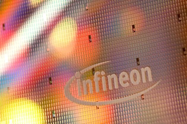 Wafers with ion trap quantum processors Infineon lettering,logo,company logo,company emblem Close Up Annual Press Conference INFINEON Technologies AG on 12 11 2025 in Neubiberg