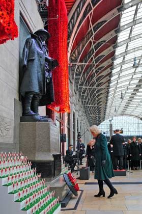 . 11 11 2025. London, United Kingdom. Queen Camilla at Paddington train station in London as part of the Great Western Railway Poppies to Paddington event to mark Armistice Day.  xPoolx xi-Imagesx IIM-26369-0004