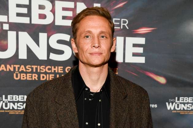 abb Matthias Schweighöfer Schweighöfer as a guest on the red carpet at the Berlin premiere of the movie DAS LEBEN DER WÜNSCHE WUENSCHE at UCI East Side Gallery Berlin, on 11 11 2025 in Berlin Berlin Germany