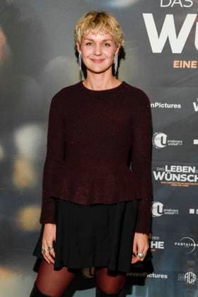 abb Luise Heyer as a guest on the red carpet at the Berlin premiere of the movie DAS LEBEN DER WÜNSCHE WUENSCHE at UCI East Side Gallery Berlin, on 11 11 2025 in Berlin Berlin Germany