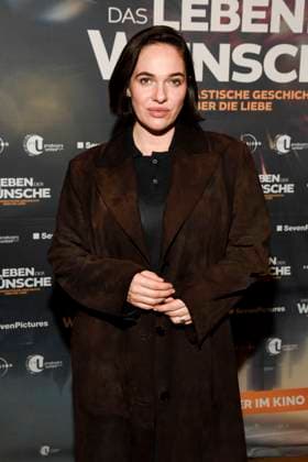 abb Verena Altenberger on the red carpet at the Berlin premiere of the movie DAS LEBEN DER WÜNSCHE WUENSCHE at UCI East Side Gallery Berlin, on 11 11 2025 in Berlin Berlin Germany