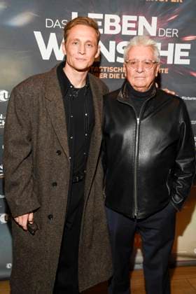 abb Matthias Schweighöfer Schweighoefer and Henry Hübchen Huebchen as guests on the red carpet at the Berlin premiere of the movie DAS LEBEN DER WÜNSCHE WUENSCHE at UCI East Side Gallery Berlin, on 11 11 2025 in Berlin Berlin Germany