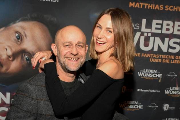 abb Jürgen Vogel Juergen and Natalia Belitski as guests on the red carpet at the Berlin premiere of the movie DAS LEBEN DER WÜNSCHE WUENSCHE at UCI East Side Gallery Berlin, on 11 11 2025 in Berlin Berlin Germany