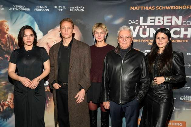 abb Verena Altenberger, Matthias Schweighöfer, Schweighoefer Henry Hübchen Huebchen and Ruby O Fee as guests on the red carpet at the Berlin premiere of the movie DAS LEBEN DER WÜNSCHE WUENSCHE at UCI East Side Gallery Berlin, on 11 11 2025 in Berlin Berlin Germany