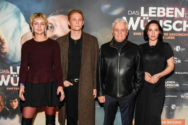 abb Luise Heyer, Matthias Schweighöfer Schweighoefer , Henry Hübchen Huebchen and Verena Altenberger on the red carpet at the Berlin premiere of the movie DAS LEBEN DER WÜNSCHE WUENSCHE at UCI East Side Gallery Berlin, on 11 11 2025 in Berlin Berlin Germany