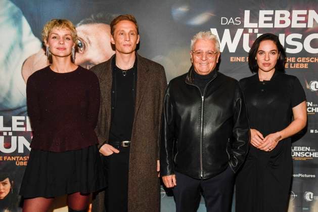 abb Luise Heyer, Matthias Schweighöfer Schweighoefer , Henry Hübchen Huebchen and Verena Altenberger on the red carpet at the Berlin premiere of the movie DAS LEBEN DER WÜNSCHE WUENSCHE at UCI East Side Gallery Berlin, on 11 11 2025 in Berlin Berlin Germany