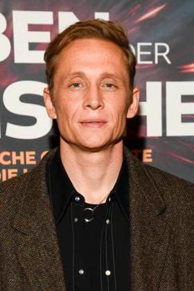 abb- Matthias Schweighöfer Schweighöfer zu Gast auf dem roten Teppich bei der Berlin Premiere des Kinofilms DAS LEBEN DER WÜNSCHE WUENSCHE im UCI East Side Gallery Berlin, am 11.11.2025 in Berlin Berlin Deutschland