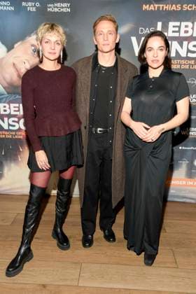 abb Luise Heyer, Matthias Schweighöfer Schweighoefer and Verena Altenberger on the red carpet at the Berlin premiere of the movie DAS LEBEN DER WÜNSCHE WUENSCHE at UCI East Side Gallery Berlin, on 11 11 2025 in Berlin Berlin Germany