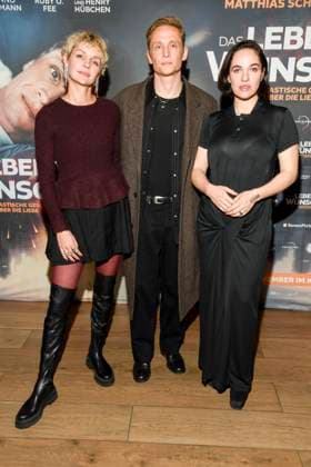 abb Luise Heyer, Matthias Schweighöfer Schweighoefer and Verena Altenberger on the red carpet at the Berlin premiere of the movie DAS LEBEN DER WÜNSCHE WUENSCHE at UCI East Side Gallery Berlin, on 11 11 2025 in Berlin Berlin Germany