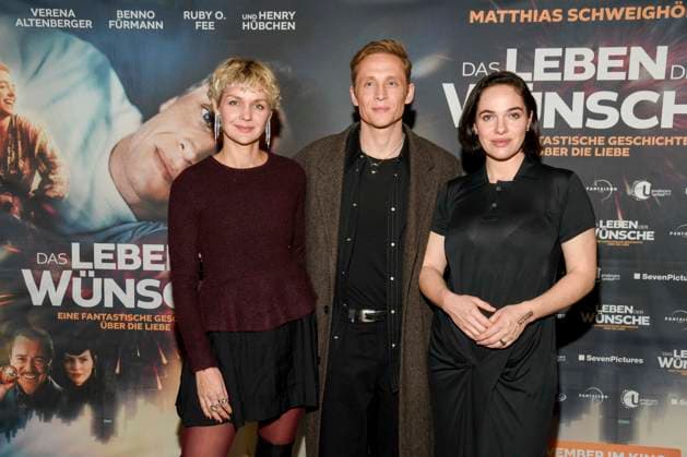 abb Luise Heyer, Matthias Schweighöfer Schweighoefer and Verena Altenberger on the red carpet at the Berlin premiere of the movie DAS LEBEN DER WÜNSCHE WUENSCHE at UCI East Side Gallery Berlin, on 11 11 2025 in Berlin Berlin Germany