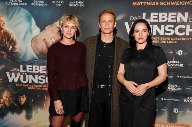 abb Luise Heyer, Matthias Schweighöfer Schweighoefer and Verena Altenberger on the red carpet at the Berlin premiere of the movie DAS LEBEN DER WÜNSCHE WUENSCHE at UCI East Side Gallery Berlin, on 11 11 2025 in Berlin Berlin Germany