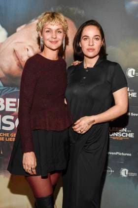 abb Luise Heyer and Verena Altenberger on the red carpet at the Berlin premiere of the movie DAS LEBEN DER WÜNSCHE WUENSCHE at UCI East Side Gallery Berlin, on 11 11 2025 in Berlin Berlin Germany